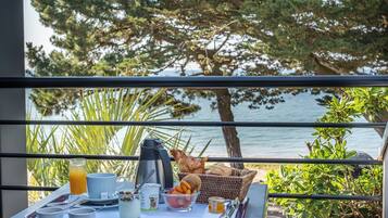 Petit déjeuner buffet (18 EUR par personne)