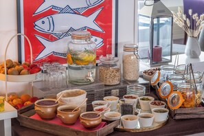 A buffet table with various food items and condiments. - Hôtel de la Pointe du Cap Coz (Fouesnant)
