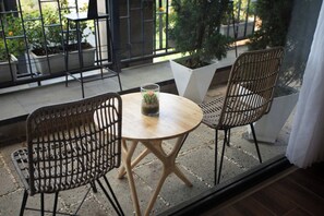 Doppel- oder Zweibettzimmer, Hügelblick | Terrasse/Patio