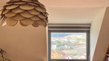 Värdeförvaringsskåp på rummet, mörkläggningsgardiner och ljudisolering