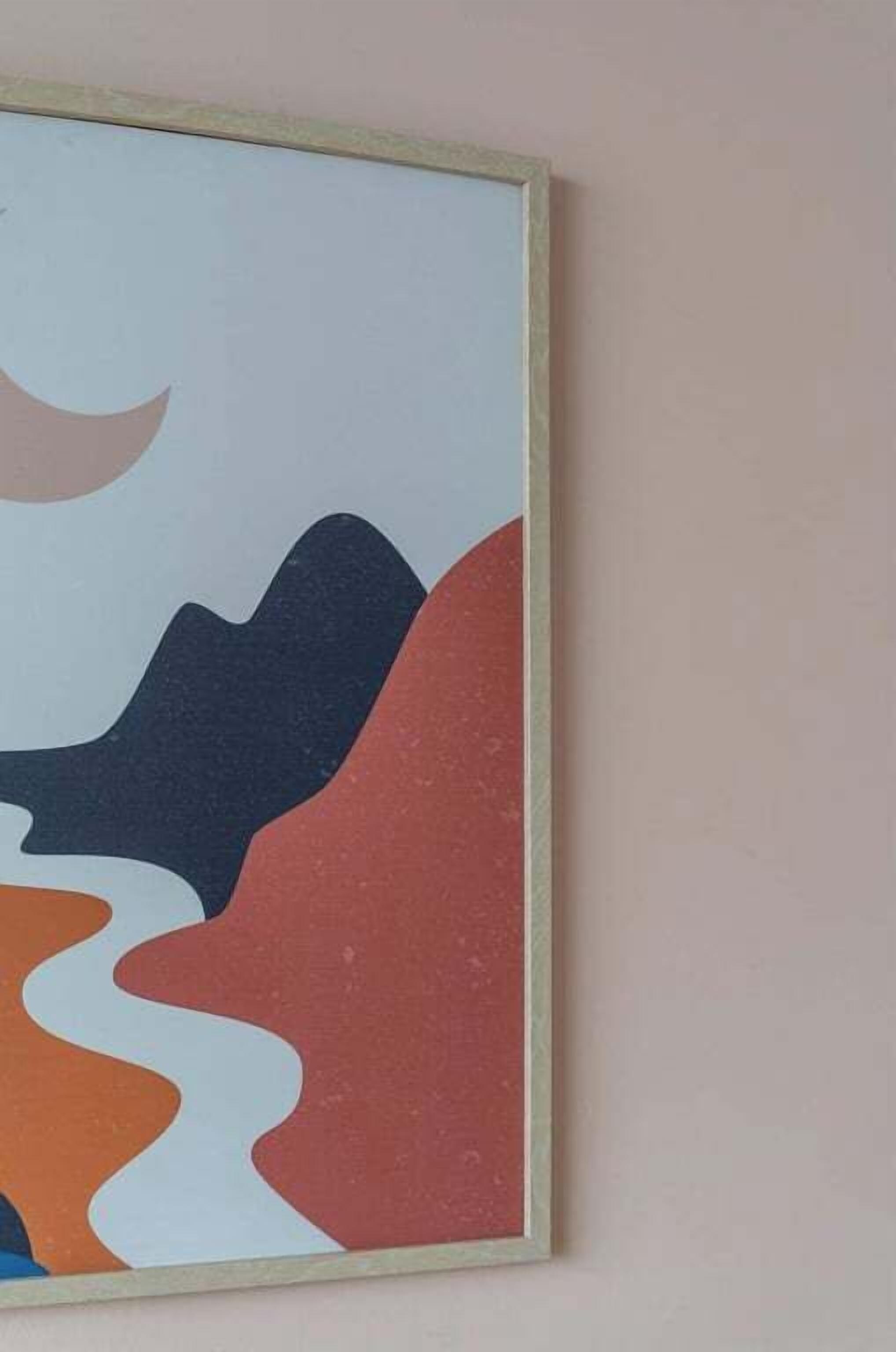 Obra de arte abstracta enmarcadas, con formas onduladas en azul, rojo y naranja sobre un fondo claro.