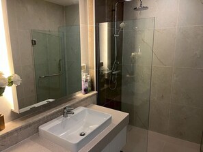 Dusche, Haartrockner, Bidet, Handtücher