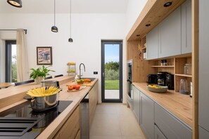 Wasserkocher mit Kaffee-/Teezubehör, Kühlschrank, Mikrowelle, Ofen