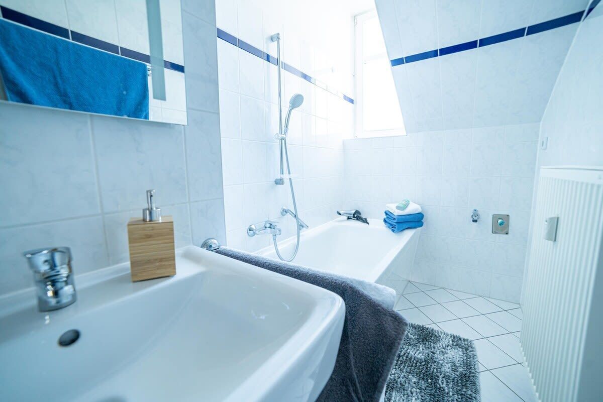 Dusche, Haartrockner, Handtücher, Toilettenpapier