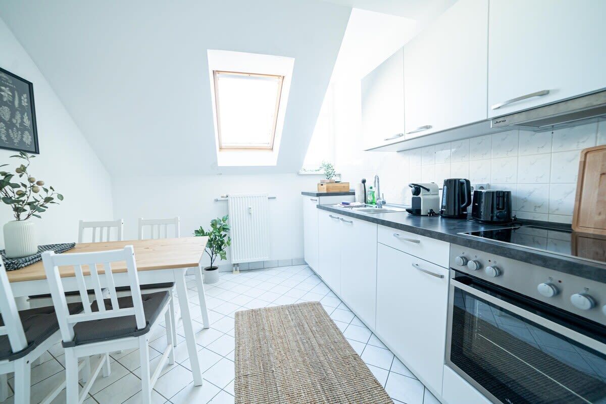 Kühlschrank, Ofen, Herdplatte, Wasserkocher mit Kaffee-/Teezubehör