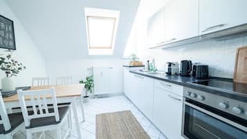 Fridge, oven, stovetop, coffee/tea maker