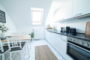 Kühlschrank, Ofen, Herdplatte, Wasserkocher mit Kaffee-/Teezubehör