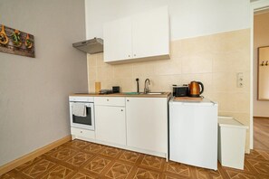 Fridge, stovetop, cookware/dishes/utensils - FullHouse | Goerlitz | B7 Bruno | 3 Bedrooms (Görlitz)