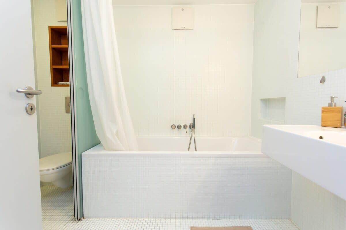 Dusche, Haartrockner, Handtücher, Toilettenpapier