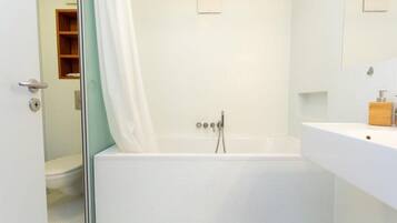 Dusche, Haartrockner, Handtücher, Toilettenpapier
