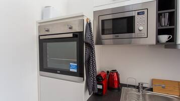 Kühlschrank, Mikrowelle, Herdplatte, Wasserkocher mit Kaffee-/Teezubehör