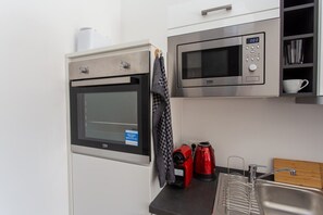 Kühlschrank, Mikrowelle, Herdplatte, Wasserkocher mit Kaffee-/Teezubehör