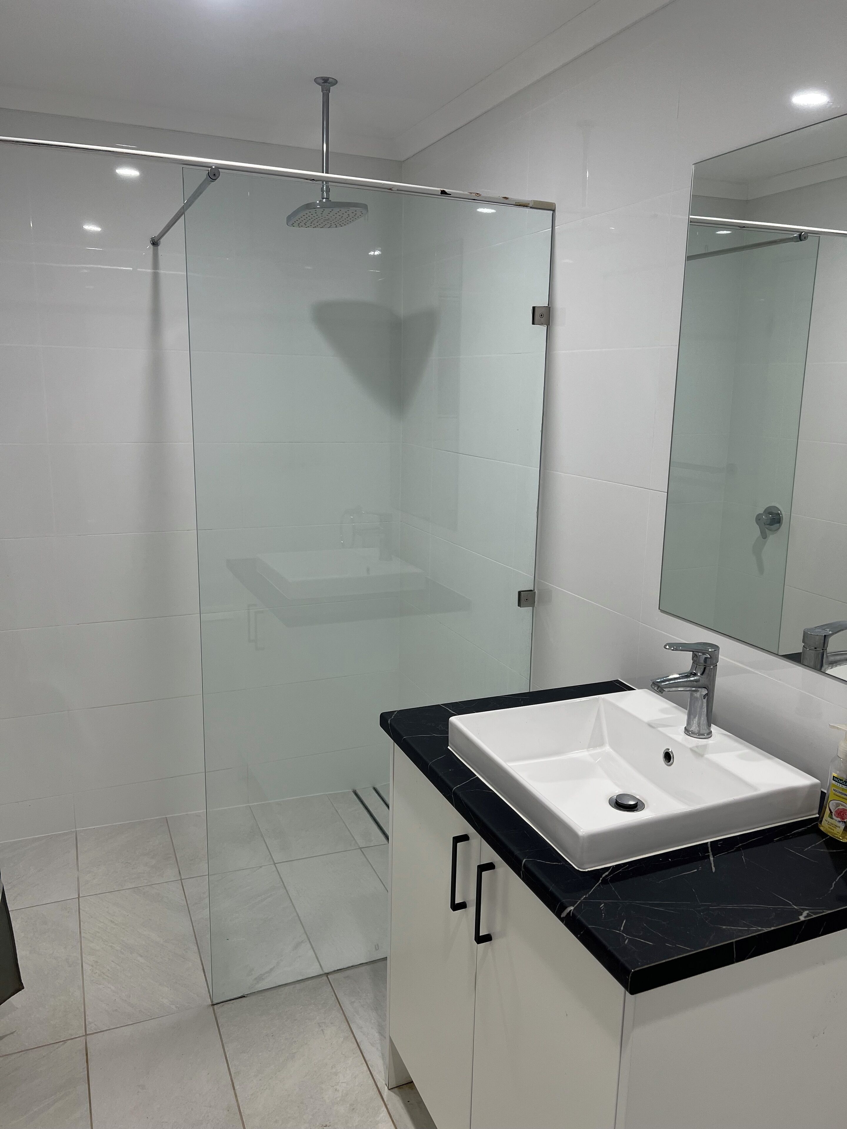 Serviettes fournies, savon, papier toilette