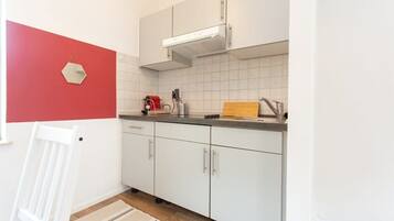 Frigorífic, placa de cuina i cafetera i tetera