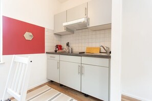 Refrigerador, parrilla de estufa y cafetera y tetera 