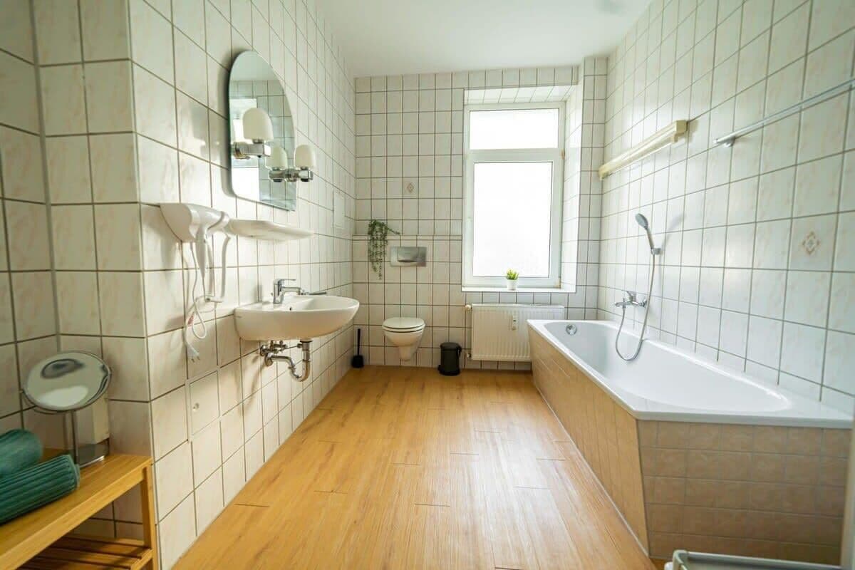 Suihku, hiustenkuivaaja, pyyhkeet, vessapaperi