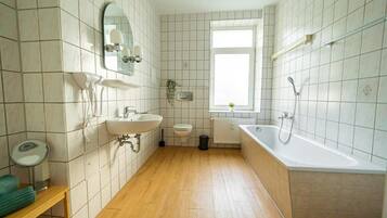 Suihku, hiustenkuivaaja, pyyhkeet, vessapaperi