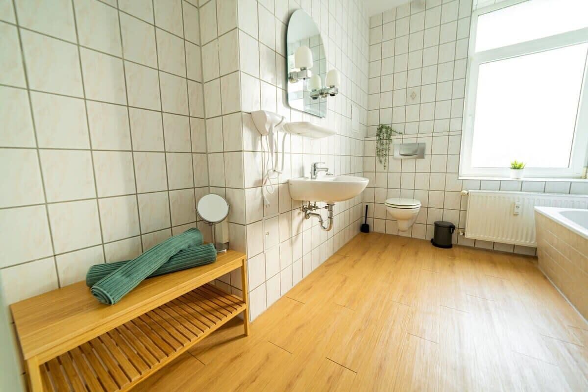 Dusche, Haartrockner, Handtücher, Toilettenpapier