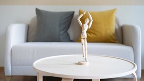 A white round table with a white mannequin in a yoga pose. - FullHouse | Magdeburg | A9-4 | PrimeApartment (Magdeburg)