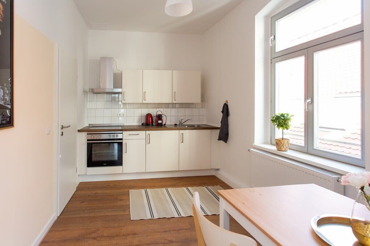 Kühlschrank, Herdplatte, Wasserkocher mit Kaffee-/Teezubehör