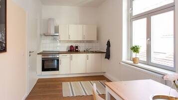 Kühlschrank, Herdplatte, Wasserkocher mit Kaffee-/Teezubehör