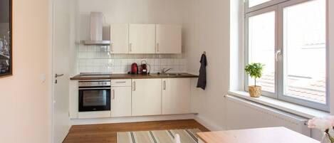 Réfrigérateur, plaque de cuisson, cafetière/bouilloire