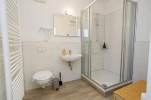 Shower, hair dryer - FullHouse Apartments AB5 Prime (Halle (Saale))