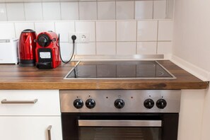 Frigorífic, microones, placa de cuina i rentaplats 