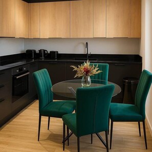 Private kitchen - Luxurious Apartment 2 Beds & a Sofa Bed (London)