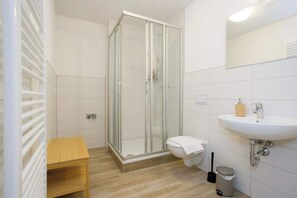 Shower, hair dryer - FullHouse Apartments AB5 Maxi (Halle (Saale))