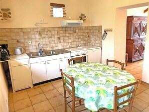 Private kitchen - Gîte de 6 pers dans au bord de la Vienne votre évasion nature entre Terre et Eau (Persac)