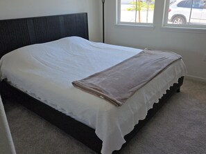 3 bedrooms, WiFi, bed sheets - 3-bedroom house in fantastic Hollister with cool AC breeze (Hollister)