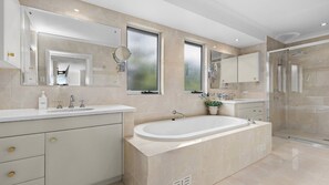 Shower - ROSEHAVEN - THE VINTAGE HOLIDAY HOUSES (POKOLBIN)