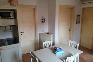 Dining - Your green retreat by the sea (Lu Lamoni)