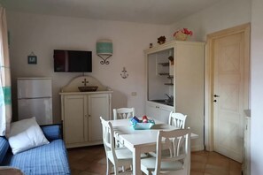 Interior - Your green retreat by the sea (Lu Lamoni)