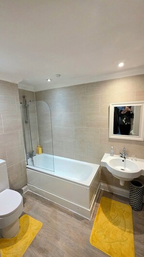 Hårtork, handdukar, tvål och toalettpapper