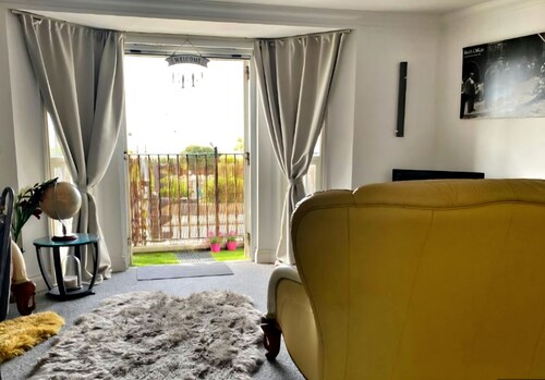 Sea House 2 bedroom apartment with Sea view and balcony.pet friendly