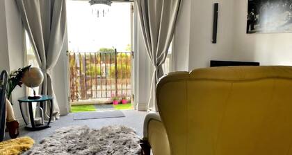 Sea House 2 bedroom apartment with Sea view and balcony.pet friendly