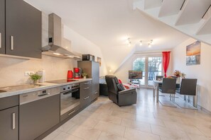 Fridge, microwave, oven, stovetop - Haus Auguste 20 - Stylish living between forest & sea (Bansin (Seebad))