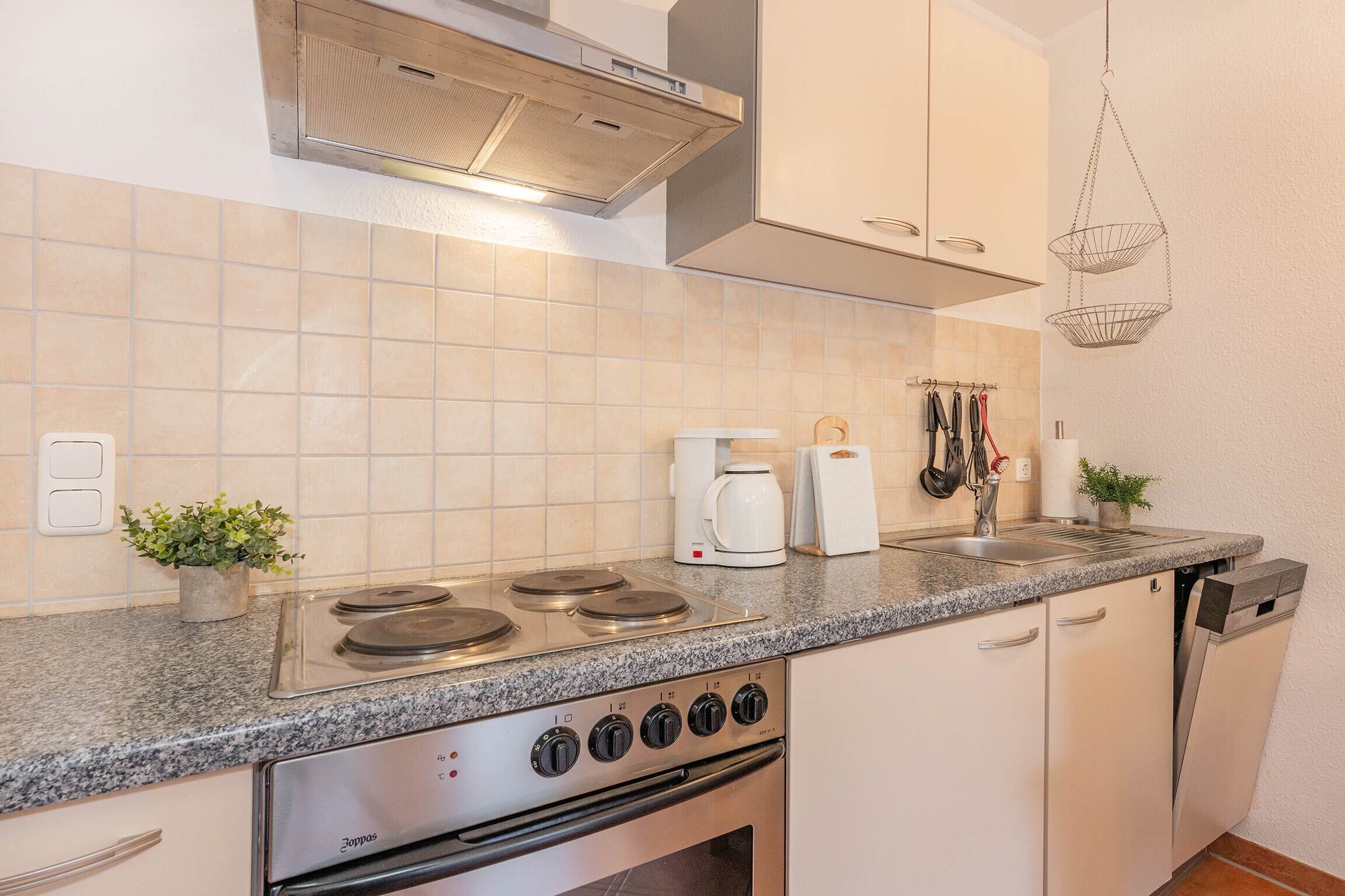 Kjøleskap, ovn, kokeplater og oppvaskmaskin