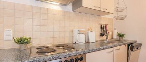 Kjøleskap, ovn, kokeplater og oppvaskmaskin