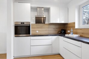 Fridge, oven, stovetop, dishwasher - Apartment 1 with Private Terrace, Shared Garden, and Wi-Fi (Bad Dürrheim)