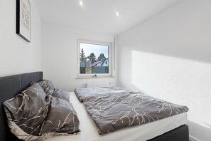 2 bedrooms, WiFi, bed sheets - Apartment 1 with Private Terrace, Shared Garden, and Wi-Fi (Bad Dürrheim)