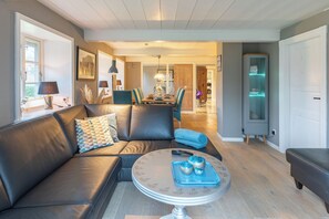 Fernseher, Tischtennisplatte, Stereoanlage