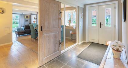 The historic thatched-roof house "Frieda" from 1721 offers space for up to