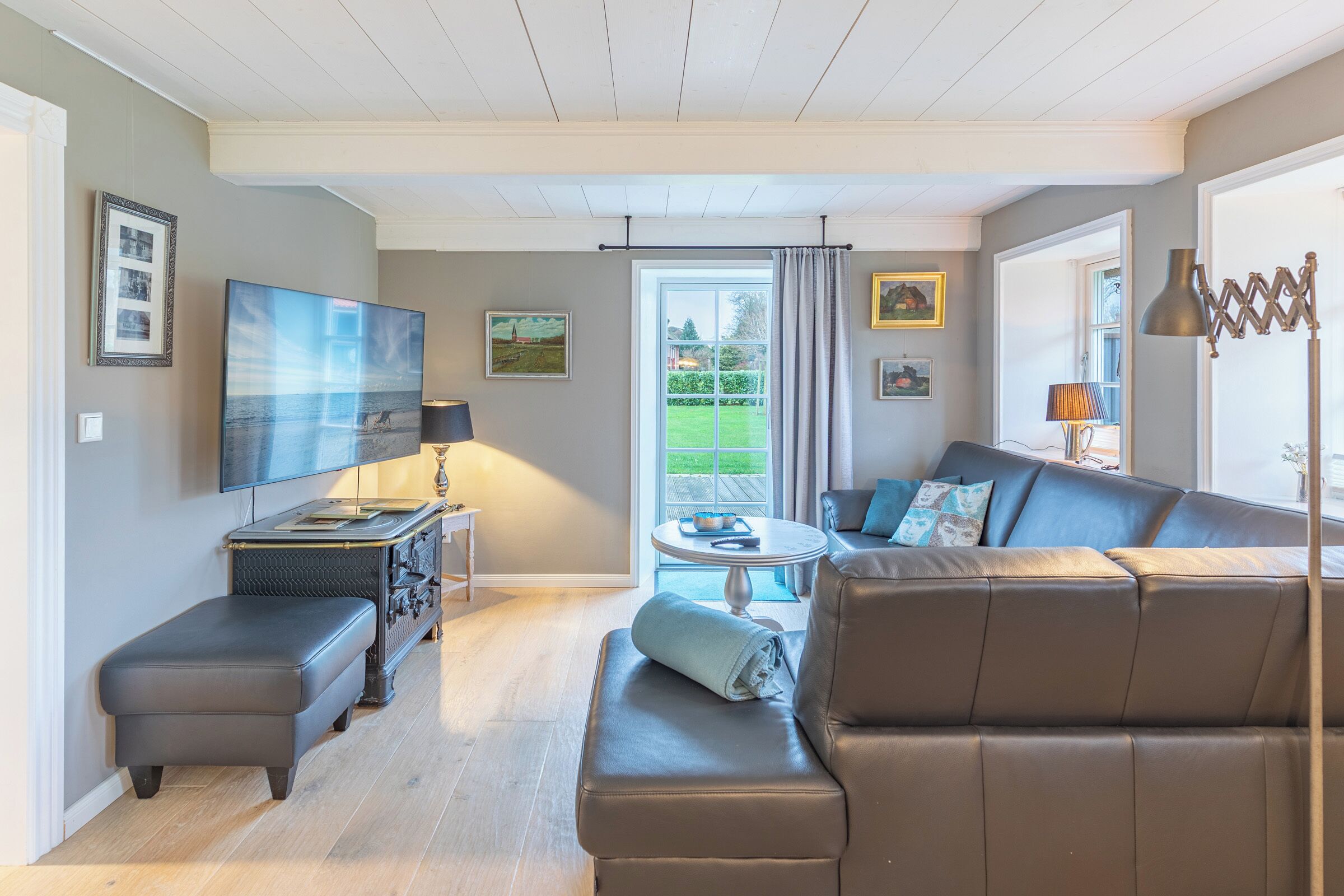 Fernseher, Tischtennisplatte, Stereoanlage