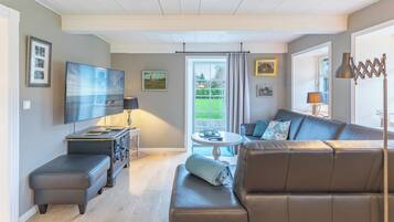 Fernseher, Tischtennisplatte, Stereoanlage