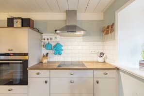 Fridge, microwave, oven, stovetop - The historic thatched-roof house "Frieda" from 1721 offers space for up to (Aventoft)