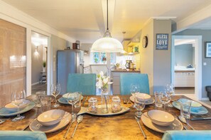 Dining - The historic thatched-roof house "Frieda" from 1721 offers space for up to (Aventoft)