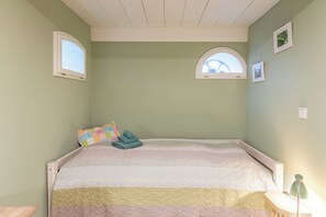 Iron/ironing board, travel crib, free WiFi - The historic thatched-roof house "Frieda" from 1721 offers space for up to (Aventoft)